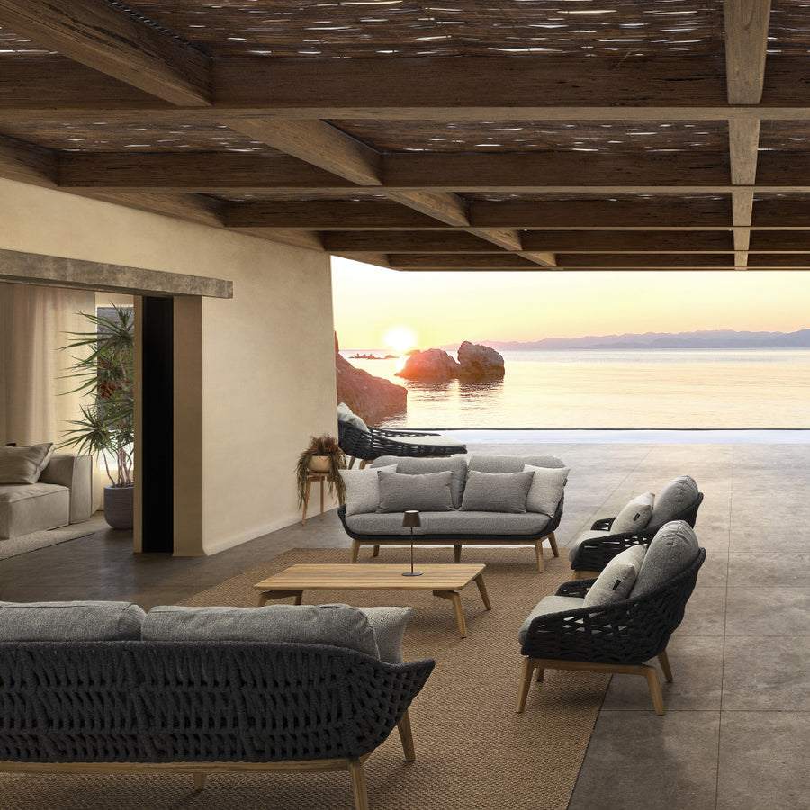 Kortárs stílusú, szürke színű, design kerti fotel natúr színű teakfa lábakkal