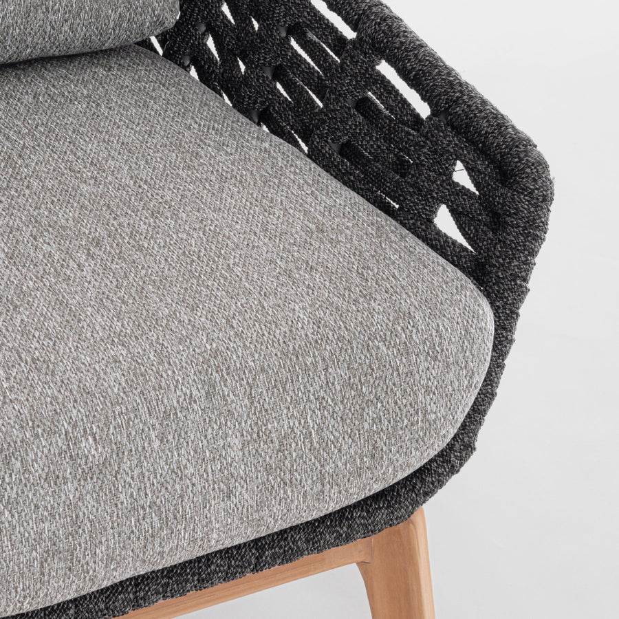 Kortárs stílusú, szürke színű, design kerti fotel natúr színű teakfa lábakkal