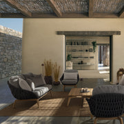 Kétszemélyes, szürke színű, design kerti kanapé szürke natúr színű teakfa lábakkal