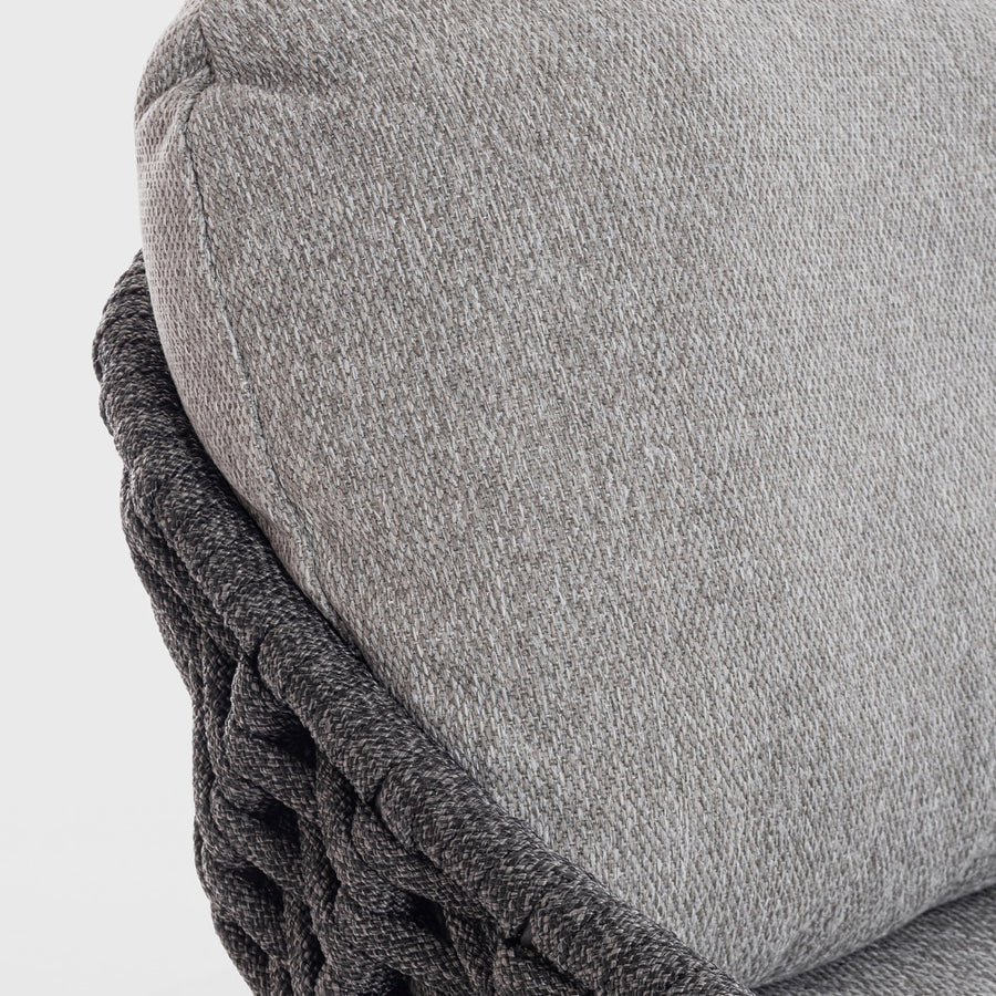 Kétszemélyes, szürke színű, design kerti kanapé szürke natúr színű teakfa lábakkal