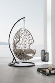 Kelly kortárs függőfotel fekete acél talppal és szürke párnákkal tengerpartra néző teraszon
