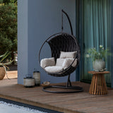 Galapagos fekete függőfotel modern terasz enteriőrben