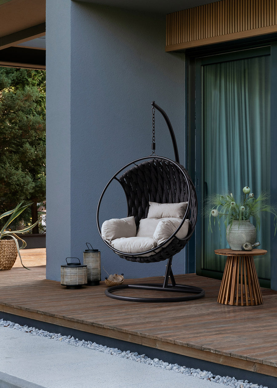 Galapagos fekete függőfotel modern terasz enteriőrben