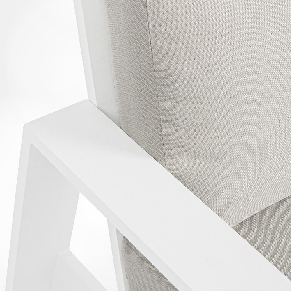 A kortárs stílusú, fehér színű ülőgarnitúra fotel tagjának karfa és hátpárna részlete.