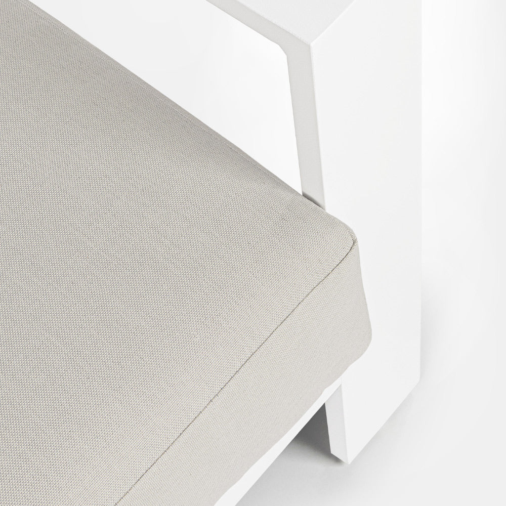 A kortárs stílusú, fehér színű ülőgarnitúra kanapé tagjának láb és ülőpárna részlete.