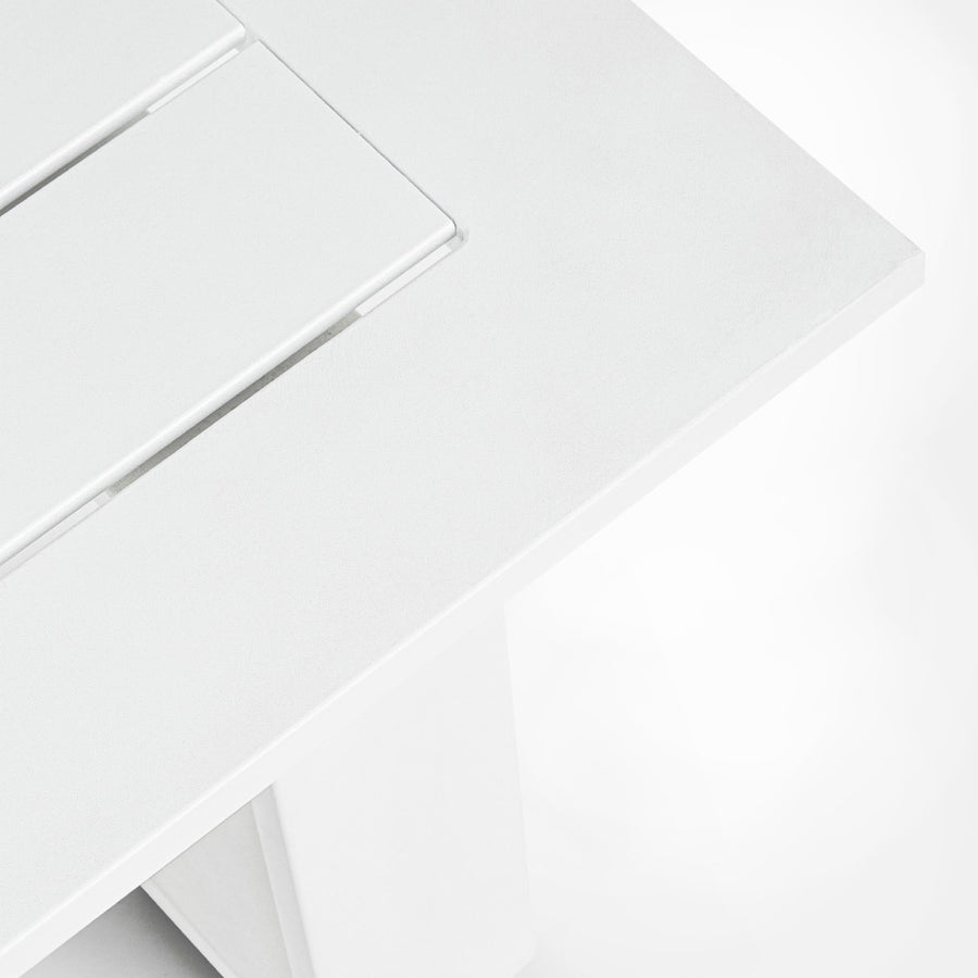 A kortárs stílusú, fehér színű ülőgarnitúra dohányzóasztal tagjának fedlapja.