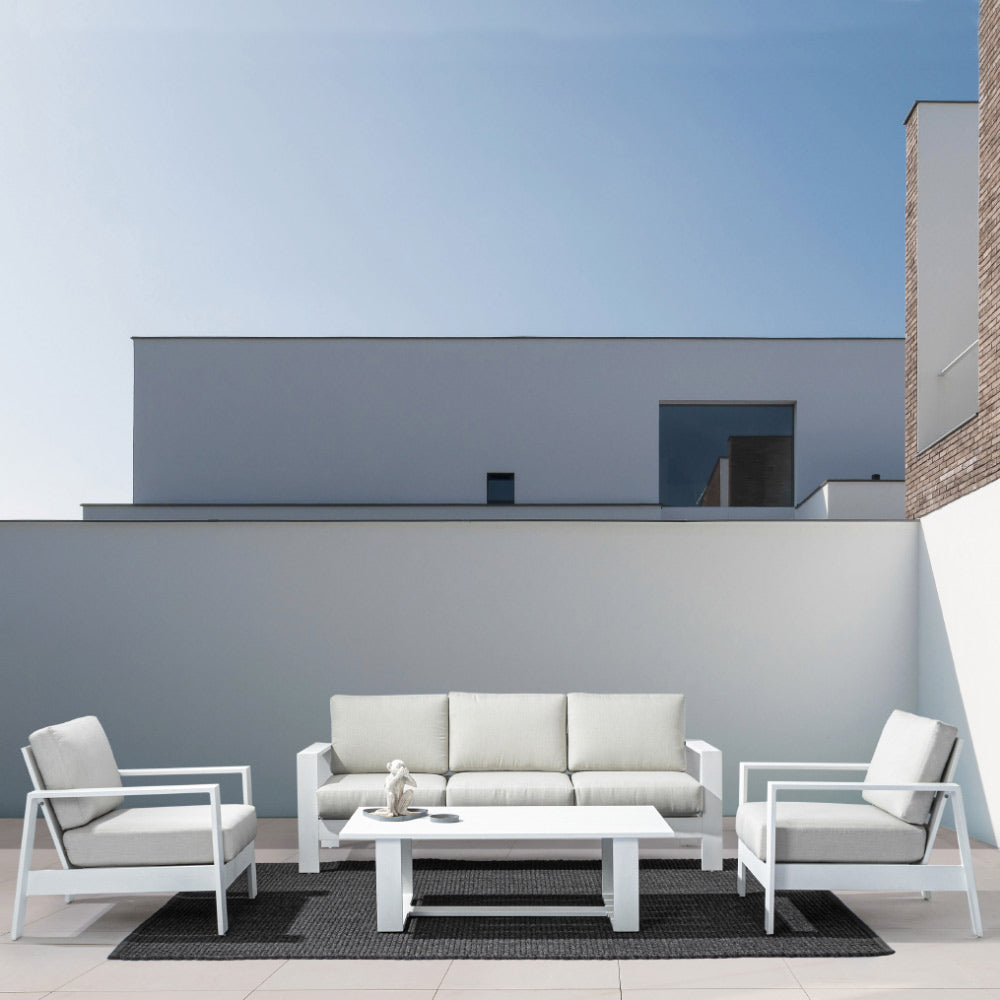 Kortárs stílusú, fehér színű kerti ülőgarnitúra napernyővel teraszon.