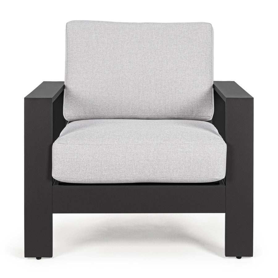 A kortárs stílusú, fekte-fehér színű ülőgarnitúra fotel tagja.