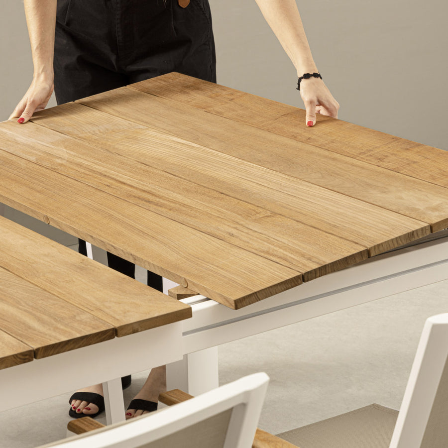 Bővíthető, fehér színű alumínium étkezőasztal natúr színű teakfa fedlappal.