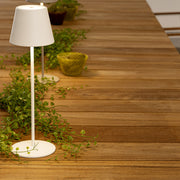 Bővíthető, fehér színű alumínium étkezőasztal natúr színű teakfa fedlappal.