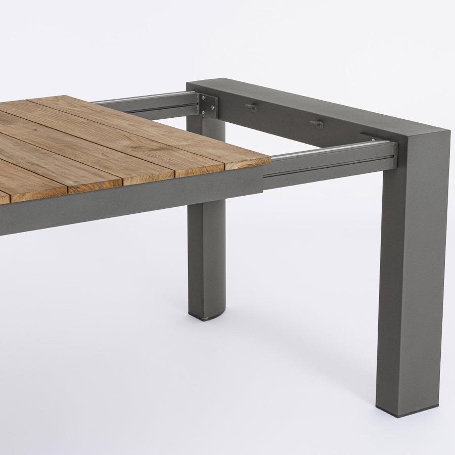 Bővíthető, sötétszürke színű alumínium étkezőasztal natúr színű teakfa fedlappal.