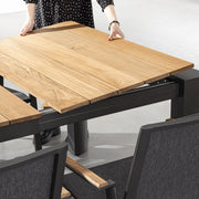 Bővíthető, sötétszürke színű alumínium étkezőasztal natúr színű teakfa fedlappal.