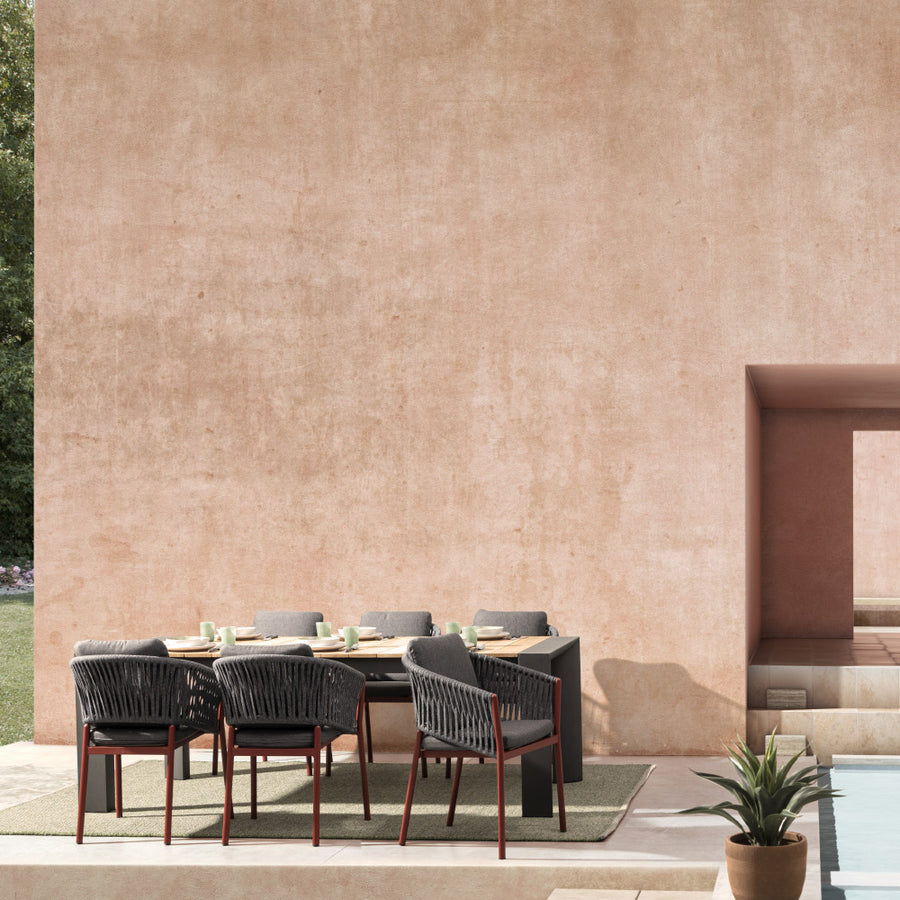 Bővíthető, sötétszürke színű alumínium étkezőasztal natúr színű teakfa fedlappal.