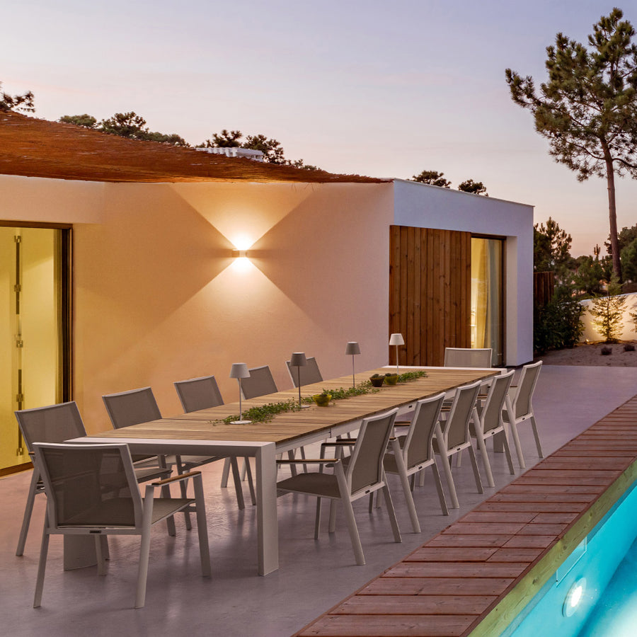 Óriás méretű, bővíthető, fehér színű alumínium étkezőasztal natúr színű teakfa fedlappal.