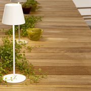 Óriás méretű, bővíthető, fehér színű alumínium étkezőasztal natúr színű teakfa fedlappal.