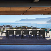 Óriás méretű, bővíthető, sötétszürke színű alumínium étkezőasztal natúr színű teakfa fedlappal.