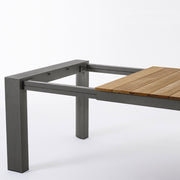 Óriás méretű, bővíthető, sötétszürke színű alumínium étkezőasztal natúr színű teakfa fedlappal.