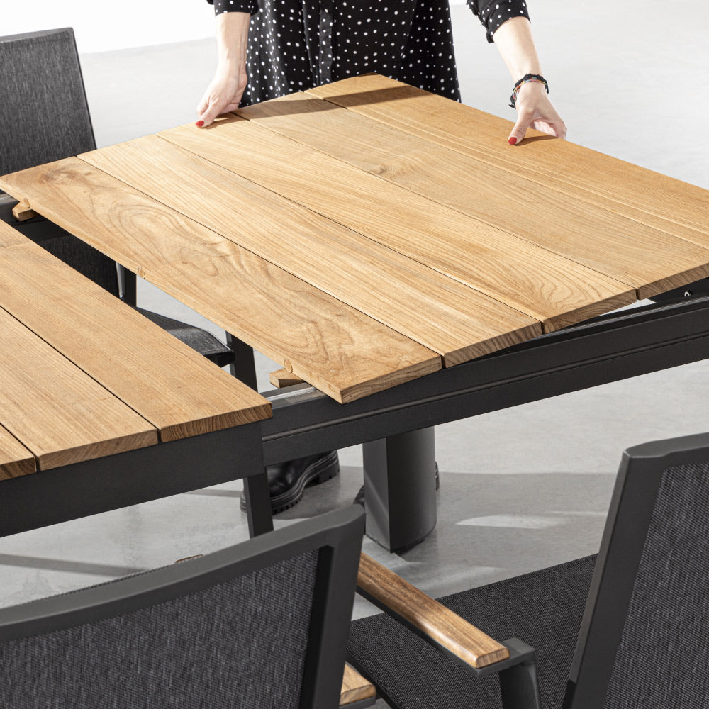 Óriás méretű, bővíthető, sötétszürke színű alumínium étkezőasztal natúr színű teakfa fedlappal.