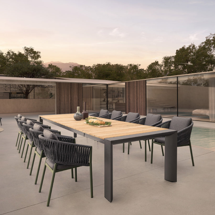 Óriás méretű, bővíthető, sötétszürke színű alumínium étkezőasztal natúr színű teakfa fedlappal.