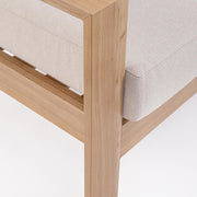 A kortárs stílusú kerti ülőgarnitúra fotel részlete karfával lábbal és ülőpárnával.