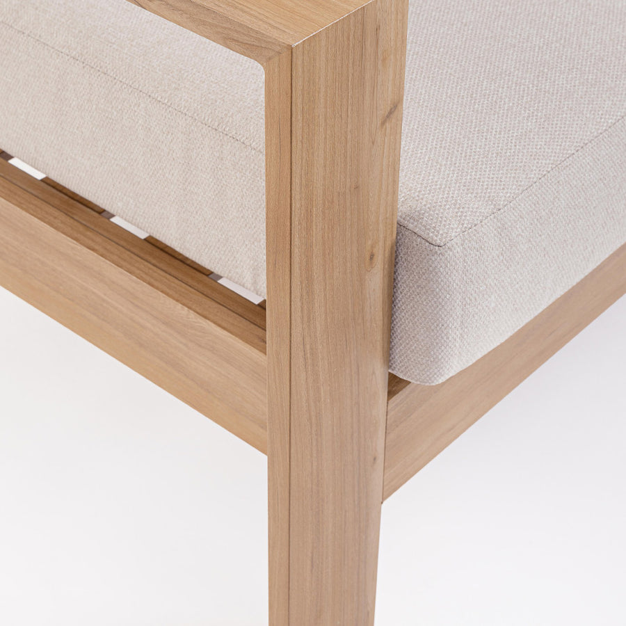 A kortárs stílusú kerti ülőgarnitúra fotel részlete karfával lábbal és ülőpárnával.