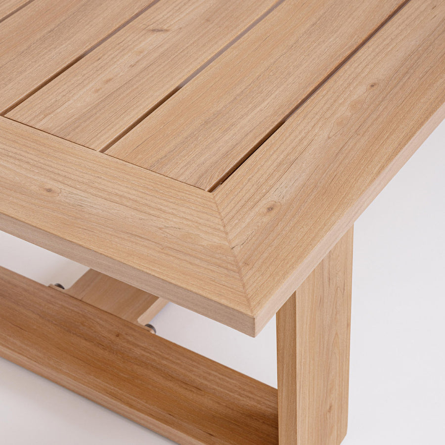 A kortárs stílusú ülőgarnitúra dohányzóasztalának asztallapja.