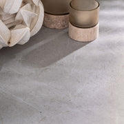 Kortárs, bézs színű, alumíniumvázzal rendelkező kültéri étkezőasztal szinterezett kő fedlappal.