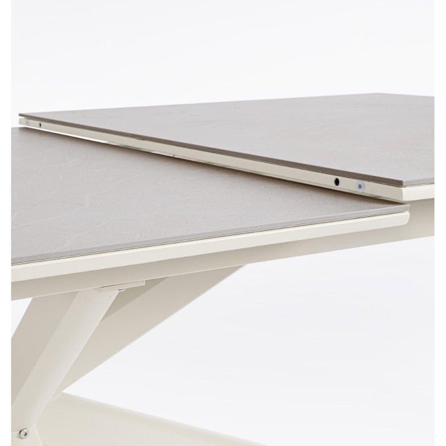 Kortárs, bézs színű, alumíniumvázzal rendelkező, bővíthető kültéri asztal.