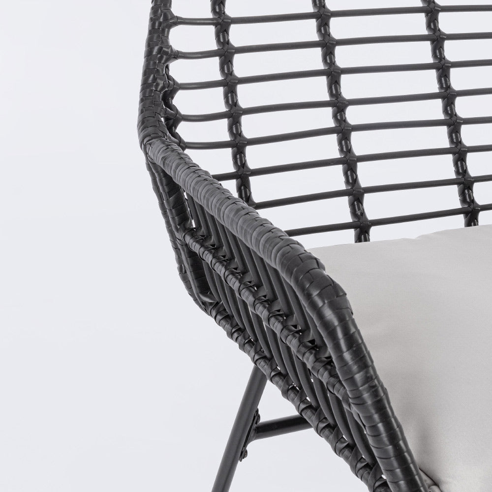 A kortárs stílusú kerti ülőgarnitúra fotel tagjának részlete.