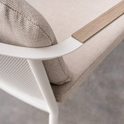 Az Ulises garnitúra szék részlete, olefin szövetes párna, fahatású karfa részlet.