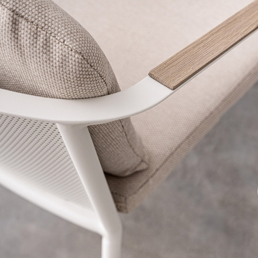 Az Ulises garnitúra szék részlete, olefin szövetes párna, fahatású karfa részlet.