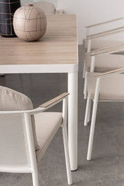 7 részes Ulises kerti ülőgarnitúra, részletfotó négy székkel, és dekorált asztallal
