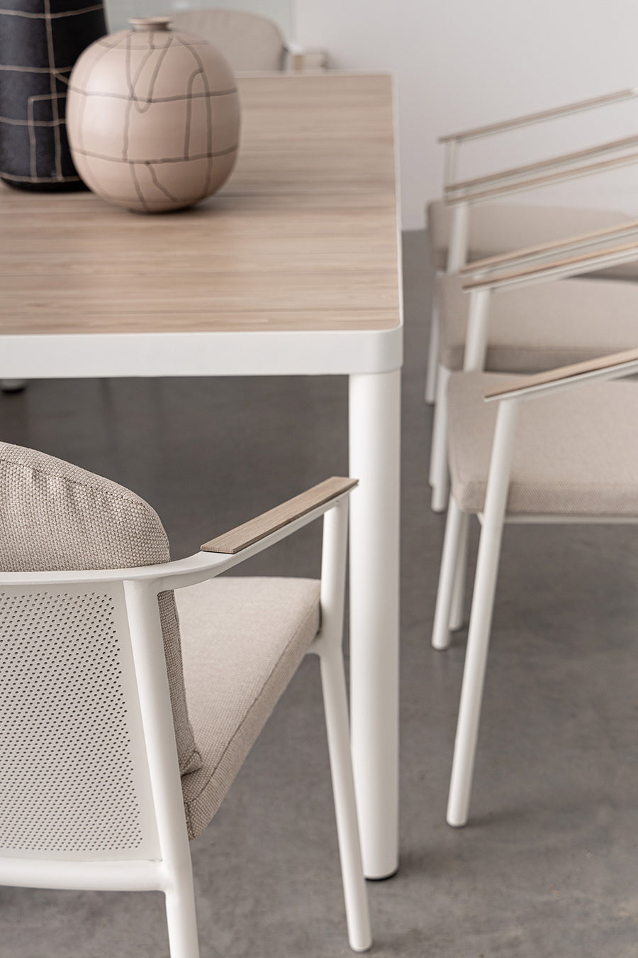 7 részes Ulises kerti ülőgarnitúra, részletfotó négy székkel, és dekorált asztallal
