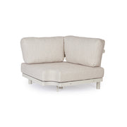 Kortárs bézs alumíniumból készült, kerti ülőgarnitúra homokszínű ülő- és hátpárnákkal.