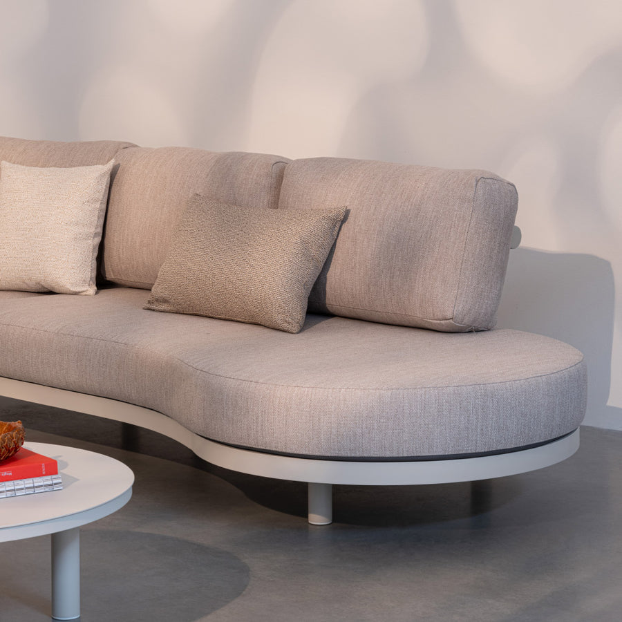 Kortárs bézs alumíniumból készült, kerti ülőgarnitúra homokszínű ülő- és hátpárnákkal.