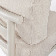 Kortárs bézs alumíniumból készült, kerti ülőgarnitúra homokszínű ülő- és hátpárnákkal.