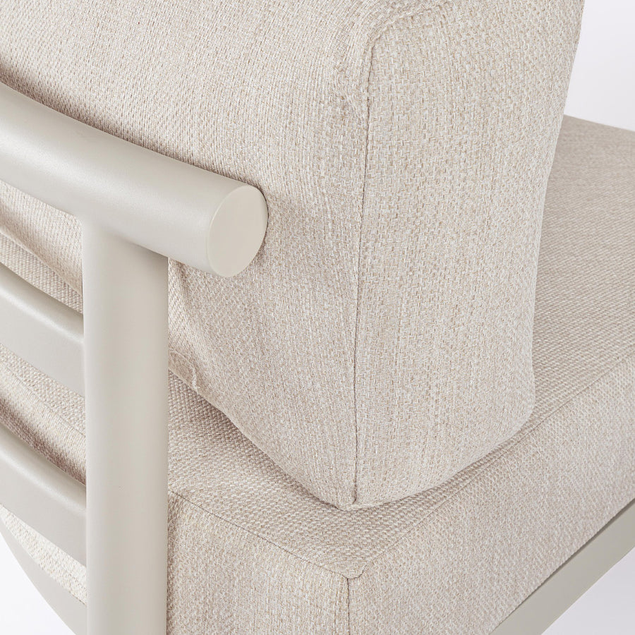 Kortárs bézs alumíniumból készült, kerti ülőgarnitúra homokszínű ülő- és hátpárnákkal.