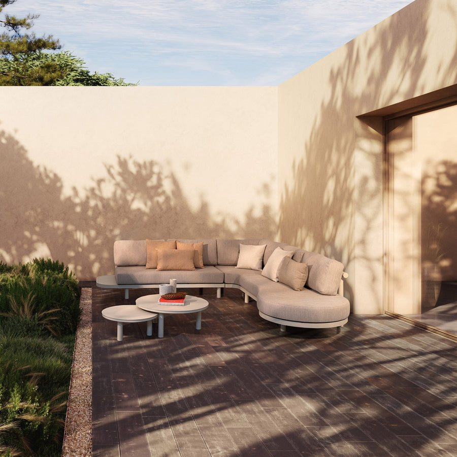 Kortárs bézs alumíniumból készült, kerti ülőgarnitúra homokszínű ülő- és hátpárnákkal.