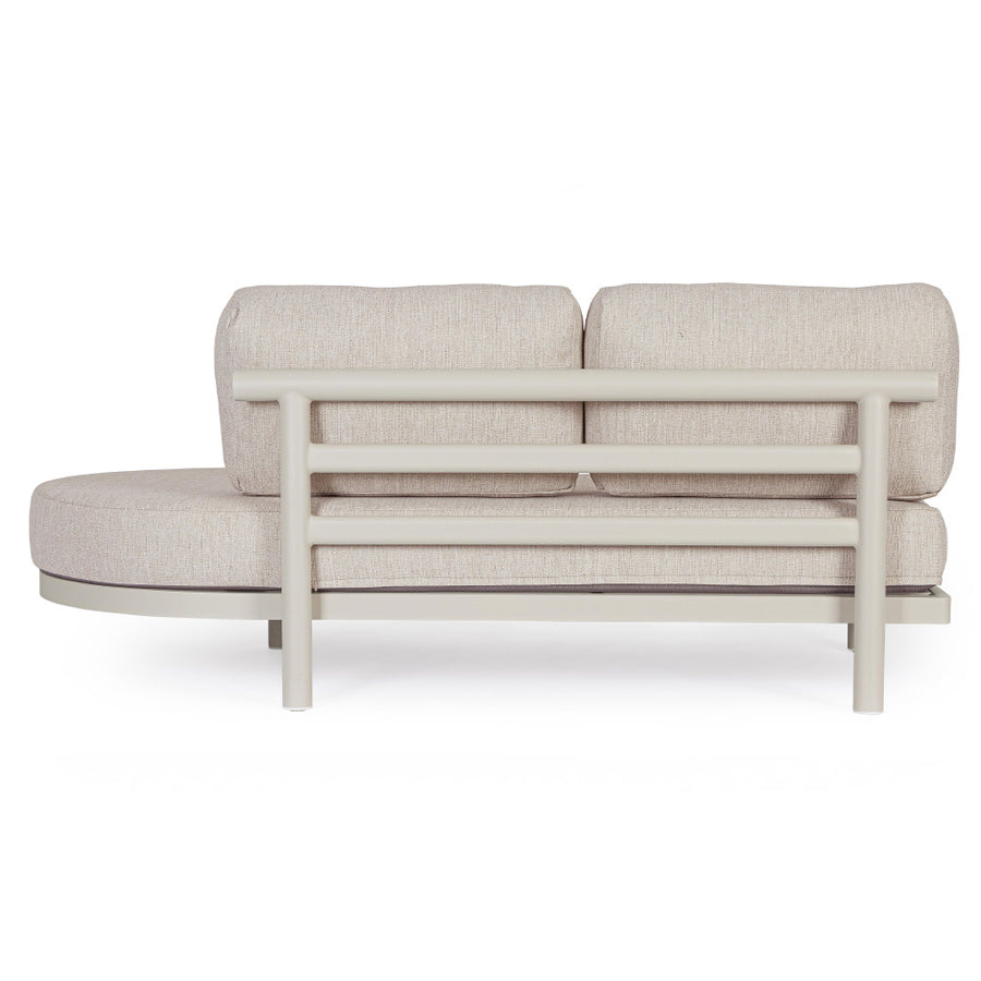 Kortárs bézs alumíniumból készült, kerti ülőgarnitúra homokszínű ülő- és hátpárnákkal.