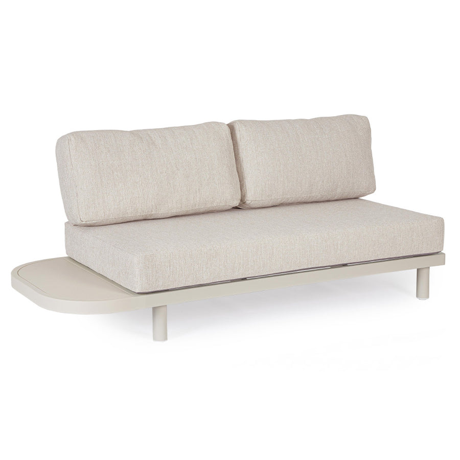 Kortárs bézs alumíniumból készült, kerti ülőgarnitúra homokszínű ülő- és hátpárnákkal.