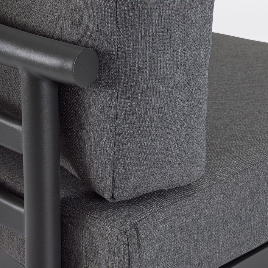 Kortárs fekete alumíniumból készült, kerti ülőgarnitúra grafitszürke ülő- és hátpárnákkal.