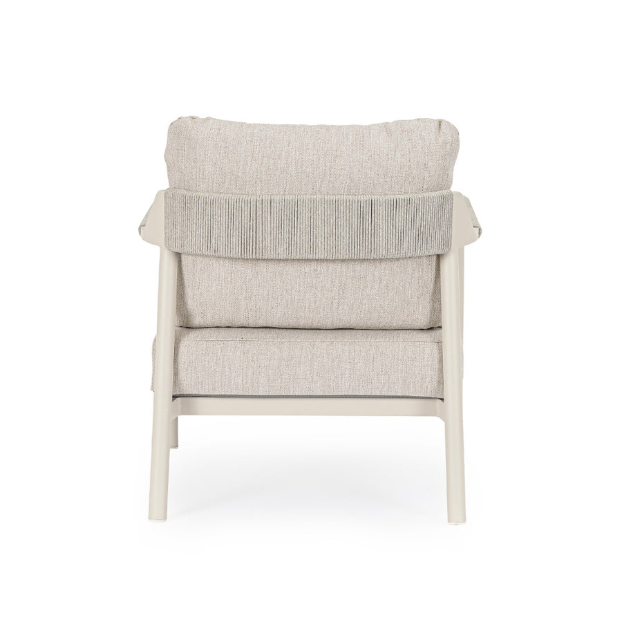 Kortárs, bézs alumíniumból készült,  kerti ülőgarnitúra homokszínű ülő- és hátpárnákkal.