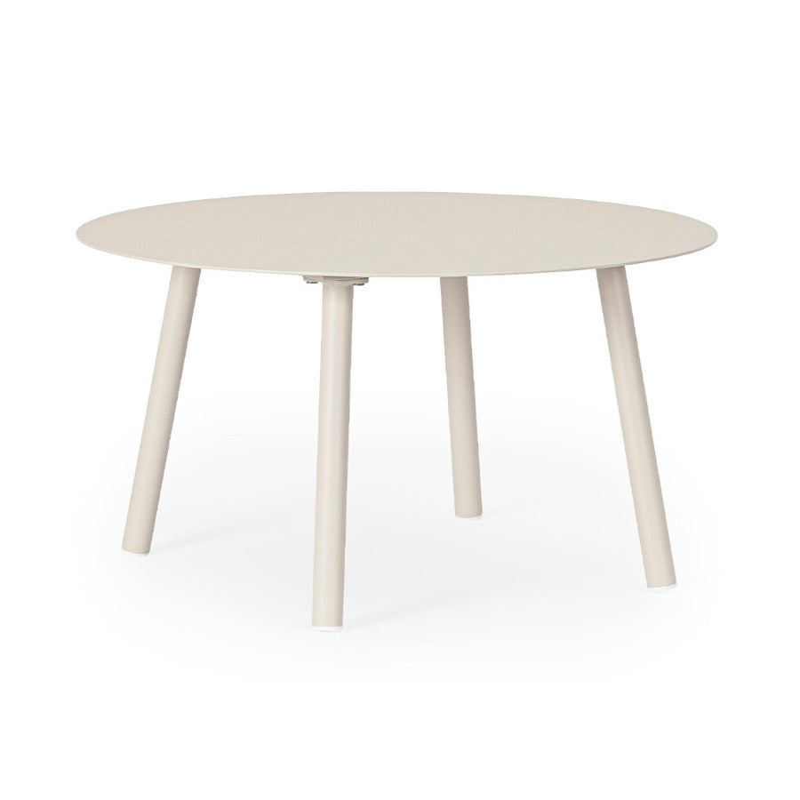 Kortárs, bézs alumíniumból készült,  kerti ülőgarnitúra homokszínű ülő- és hátpárnákkal.