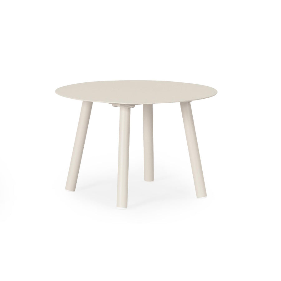 Kortárs, bézs alumíniumból készült,  kerti ülőgarnitúra homokszínű ülő- és hátpárnákkal.