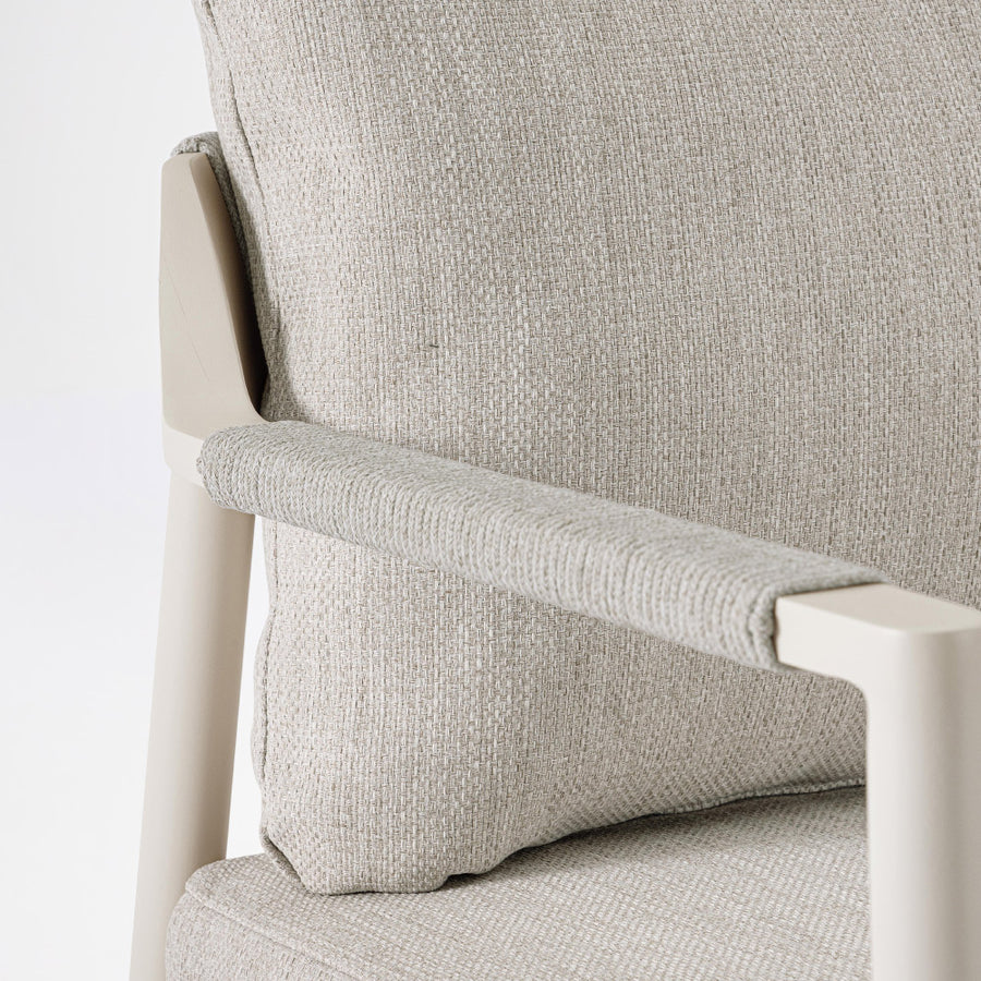 Kortárs, bézs alumíniumból készült,  kerti ülőgarnitúra homokszínű ülő- és hátpárnákkal.