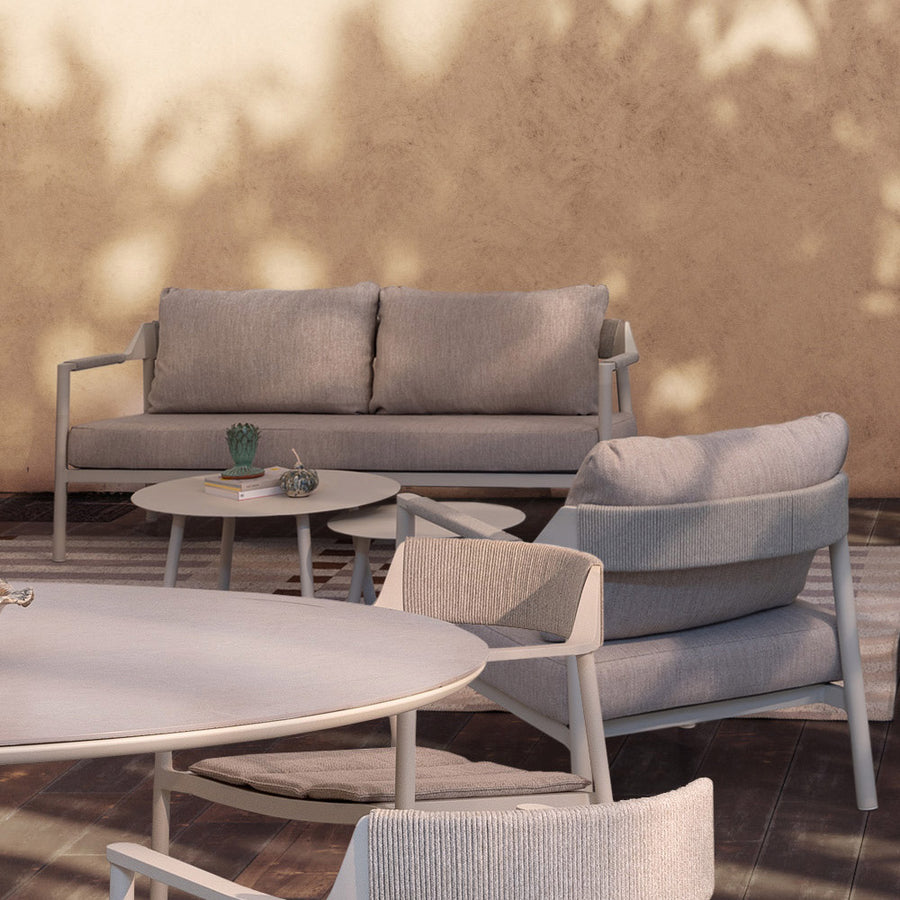 Kortárs, bézs alumíniumból készült,  kerti ülőgarnitúra homokszínű ülő- és hátpárnákkal.