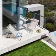 zsályazöld pihenőszék modern teraszon kültéri környezetben