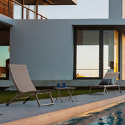 2 darab kortárs, dönthető, bézs színű, alumíniumból kerti napozóágy textilén felülettel