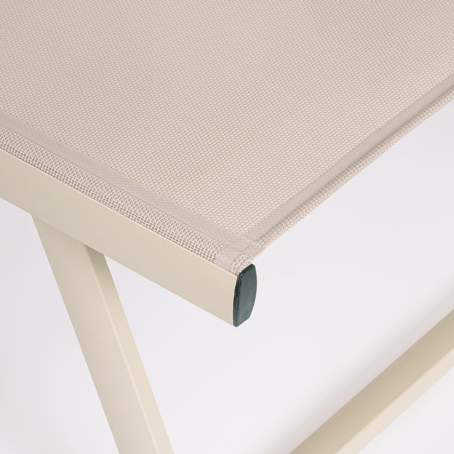 2 darab kortárs, dönthető, bézs színű, alumíniumból kerti napozóágy textilén felülettel