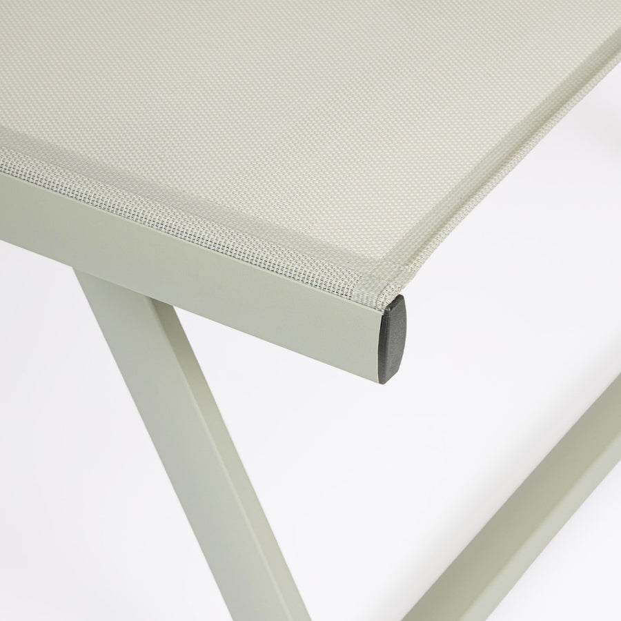 textilén fekvőfelület részlet zsályazöld napozóágyon